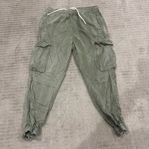 ZARA MENS DISTRESSED GREEN CAPRI PANTS
